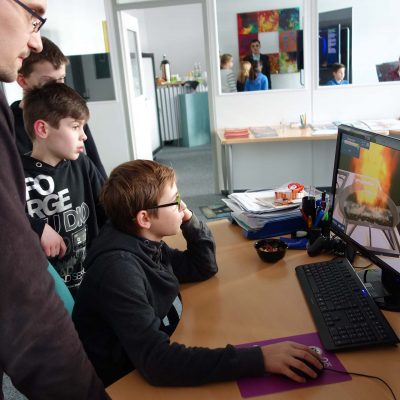 Kinder testen CyberClassroom am PC